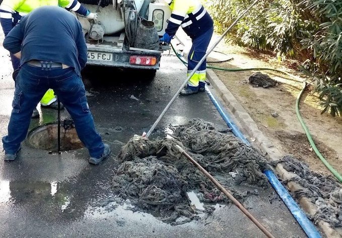 El peligro de las toallitas arrojadas al inodoro: una amenaza para nuestro entorno